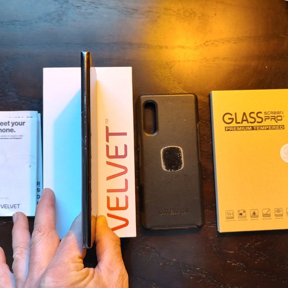 LG Vlevet Cell Phone 5G - Picture 3 of 6